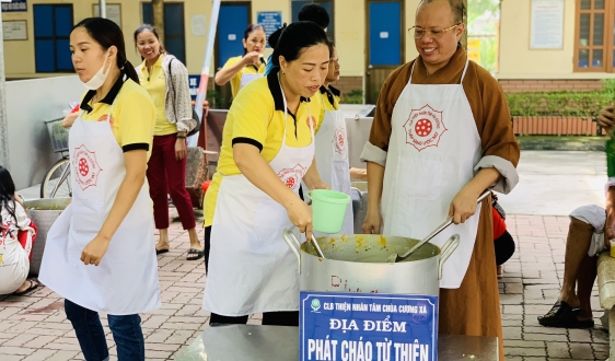 Chương trình phát cháo hàng tuần của CLB Thiện Nhân Tâm chùa Cương Xá tại bệnh viện đa khoa tỉnh Hải dương